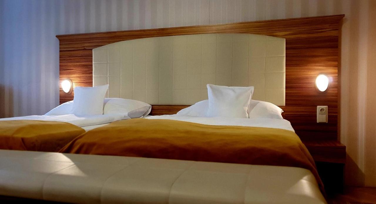 Hotel Okresni Dum Hradec Králové Extérieur photo